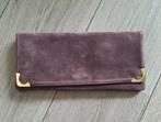Paarse Suède Clutch met Gouden Details, Sieraden, Tassen en Uiterlijk, Tassen | Damestassen, Ophalen of Verzenden, Nieuw, Paars
