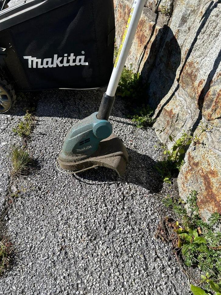 Makita grasmaaier en Grastrimmer - Accu, Tuin en Terras, Grasmaaiers, Zo goed als nieuw, Accu-grasmaaier, 30 t/m 39 cm, Cirkelmaaier