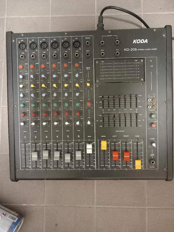 2 mengpanelen een koda en een dynacord en een lauchpad s, Muziek en Instrumenten, Mengpanelen, Gebruikt, 10 tot 20 kanalen, Ophalen