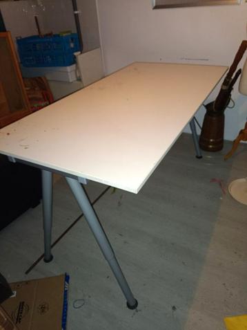 Ikea Bureau met Gebruikerssporen beschikbaar voor biedingen