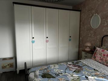 Degelijke “echte” houten slaapkamermeubel.