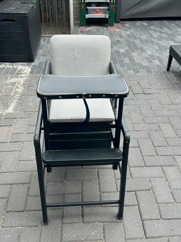 Vintage Kinderstoel met Tafel beschikbaar voor biedingen