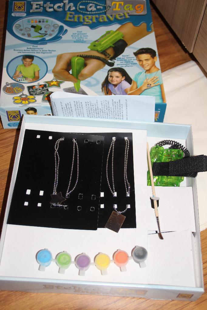 graveerpen met nog 2 kettingkjes, Ophalen of Verzenden, Gebruikt