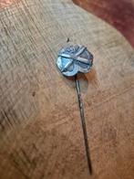 Vintage Speldje met Kroon en Stokken, Verzamelen, Speldjes, Pins en Buttons, Ophalen of Verzenden, Gebruikt, Overige onderwerpen