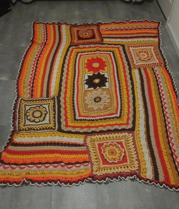 Vintage sprei/deken gekleurde gehaakte flower power 230x160, Huis en Inrichting, Woonaccessoires | Plaids en Woondekens, Zo goed als nieuw