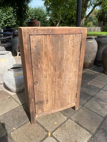Robuuste Old Wood kast met deur beschikbaar voor biedingen