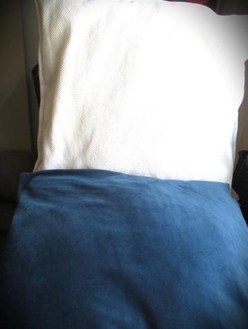 Kussens~Blauw Velours en Wit Katoen~met rits zgan beschikbaar voor biedingen