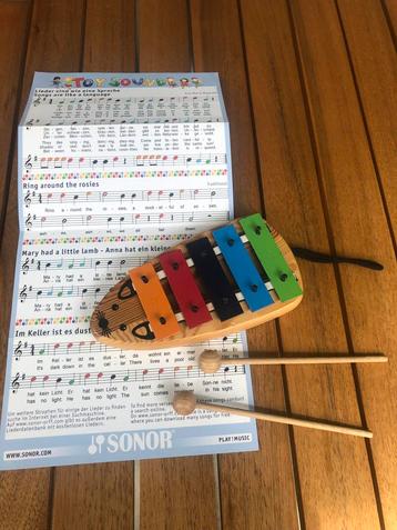 Houten speelgoed, muziekinstrument beschikbaar voor biedingen