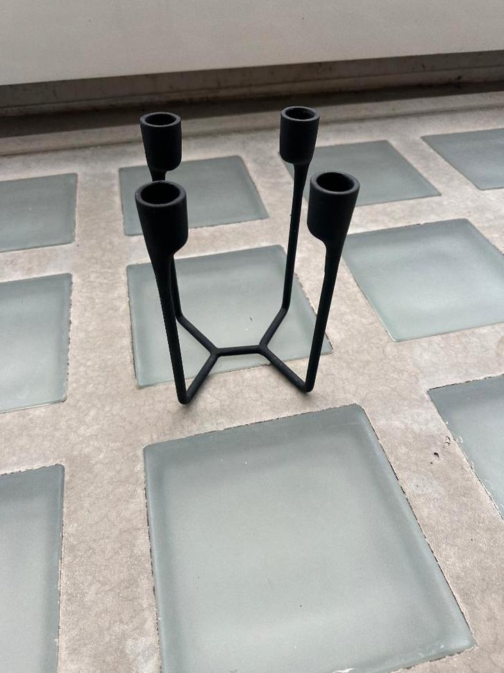 Normann Copenhagen Heima kandelaar zwart, Huis en Inrichting, Woonaccessoires | Kandelaars en Kaarsen, Zo goed als nieuw, Kandelaar