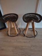 Twee mooie zeer zware houten met metalen barkrukken, 2 krukken, Ophalen, Zo goed als nieuw, 60 tot 90 cm