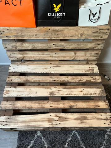 Palletbank met kussens beschikbaar voor biedingen
