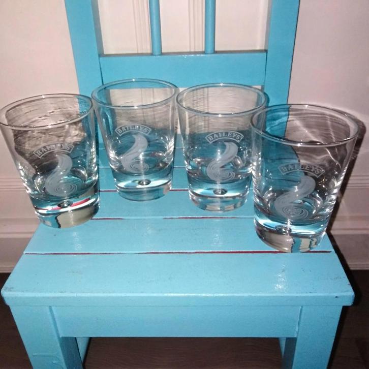 Baileys glazen frozen swirl set van 4 stuks, Huis en Inrichting, Keuken | Servies, Zo goed als nieuw, Glas of Glazen, Overige stijlen