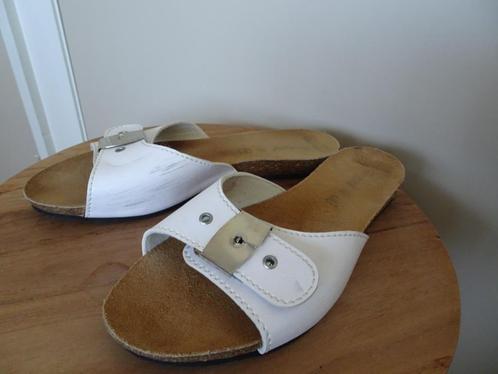 Vrouwelijke dames slippers in wit/ metaal deco lerenzool 40, Kleding | Dames, Schoenen, Gedragen, Slippers, Wit, Ophalen of Verzenden