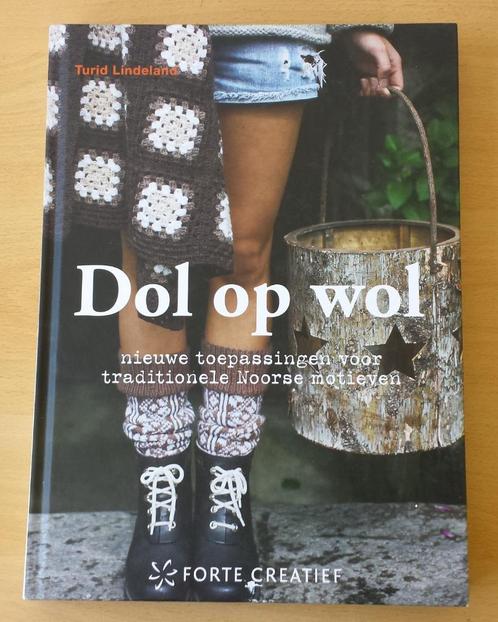 Breien - Dol op Wol - Noorse Motieven - Turid Lindeland, Hobby en Vrije tijd, Breien en Haken, Gebruikt, Breien, Patroon of Boek