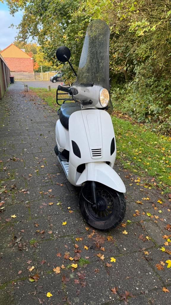 Thurbo RL50 Snor Nieuwstaat Agm VX50 vespa look china lx, Fietsen en Brommers, Snorfietsen en Snorscooters, Zo goed als nieuw