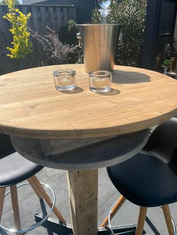 Houten tuin  sta tafel met open vakken beschikbaar voor biedingen