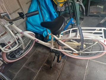 Zeer goede meisjesfiets. 22 inch beschikbaar voor biedingen