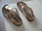 Zgan stevige bizzy slippers 34 goud kleurig €5.50 Kurk., Ophalen of Verzenden, Zo goed als nieuw, Jongen of Meisje