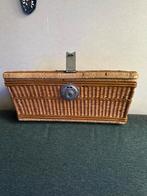 Zeer oude rieten rotan mand / koffer met slot. Jaren 20/30, Ophalen of Verzenden