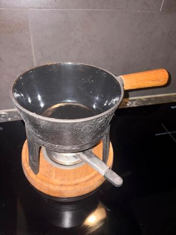 Fonduepan met houten handvat beschikbaar voor biedingen
