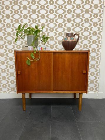 Vintage Deens compact dressoir met schuifdeuren  beschikbaar voor biedingen