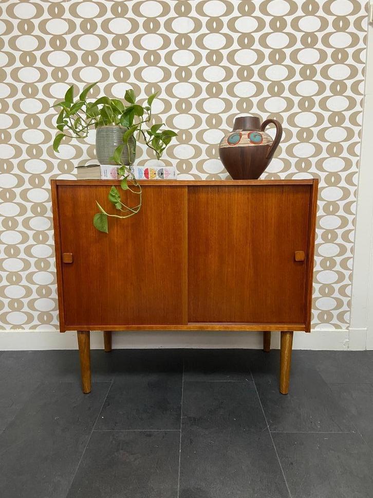 Vintage Deens compact dressoir met schuifdeuren, Huis en Inrichting, Kasten | Dressoirs, Gebruikt, 50 tot 100 cm, 25 tot 50 cm