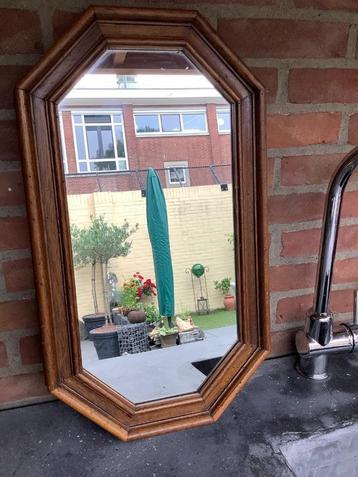 Brocante spiegel met houten lijst beschikbaar voor biedingen