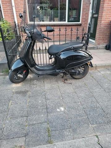 Zwarte Vespa Sprint beschikbaar voor biedingen