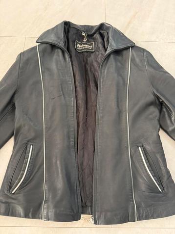 Dames mooie kleren en jas beschikbaar voor biedingen