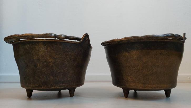 2 brocante zware koperen hang- / ketelpotten met hengsels, Antiek en Kunst, Curiosa en Brocante, Ophalen of Verzenden