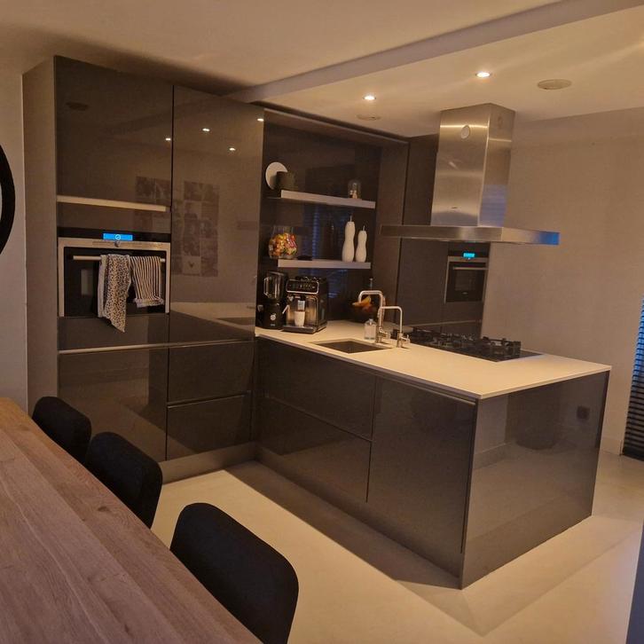 Donkergrijze hoogglans keuken incl. aantal apparaten., Huis en Inrichting, Keuken | Complete keukens, Gebruikt, Enkelwandige keuken