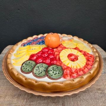 Vintage aardewerk taartschaal met deksel beschikbaar voor biedingen