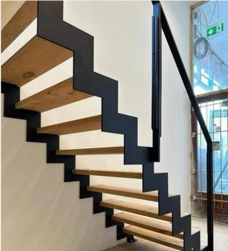 Nieuwe Stalen Trap op maat. Houten treden.Recht of kwarttrap, Doe-het-zelf en Verbouw, Ladders en Trappen, Nieuw, Trap, 2 tot 4 meter