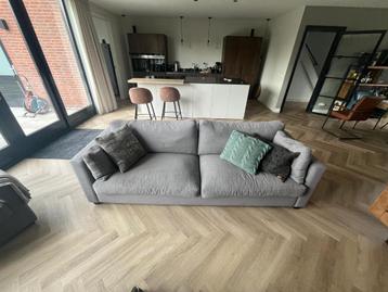 Cartel Living Lawson 3-zits bank – Grijs, 250 cm breed  beschikbaar voor biedingen