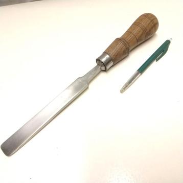 Mooie bijna rechte brede guts ,beitel van Knowles & co 23mm beschikbaar voor biedingen