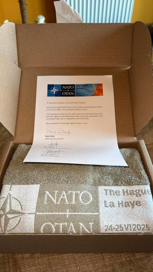 NATO / NAVO handdoek, Verzamelen, Militaria | Algemeen, Overige soorten, Nederland, Ophalen of Verzenden