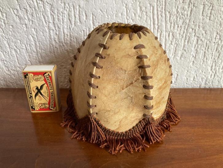 Kitsch kalfsleer varkensblaas mini lampenkapje met franjes, Huis en Inrichting, Lampen | Lampenkappen, Zo goed als nieuw, Ophalen of Verzenden