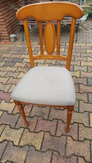 4 Eetkamerstoelen - 1 heeft aandacht nodig beschikbaar voor biedingen