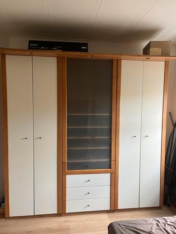 Ruime Kledingkast - Veel Opbergruimte.