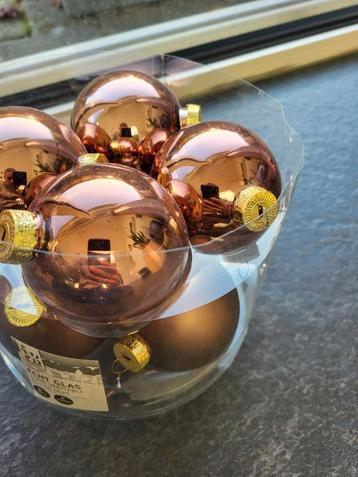 Bruine kerstballen  beschikbaar voor biedingen