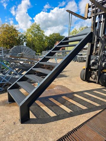 Stalen trap antraciet. Hoog 1.9 mtr. Nob133 beschikbaar voor biedingen