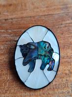 Kunststof broche ijsbeer parelmour look 4.3 x 3.0 cm, Overige materialen, Minder dan 4 cm, Gebruikt, Ophalen of Verzenden