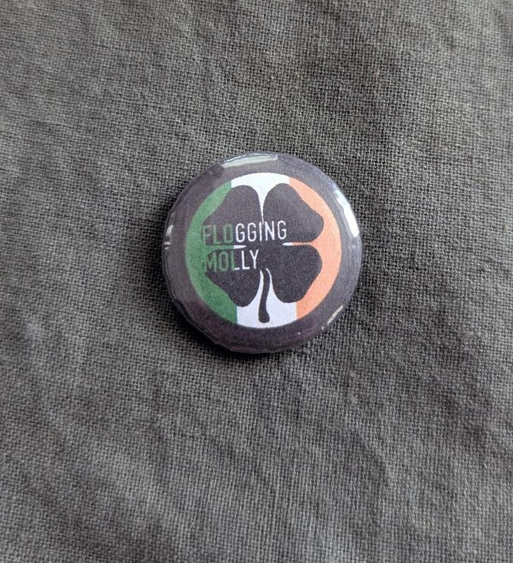 Flogging Molly Band button – 25mm button / speld / pin, Verzamelen, Speldjes, Pins en Buttons, Nieuw, Button, Overige onderwerpen