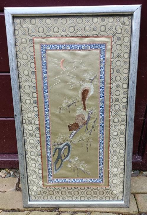 Geborduurd zijde? schilderij eekhoorn achter glas 45 x 26,5, Hobby en Vrije tijd, Borduren en Borduurmachines, Gebruikt, Borduurgaren of Zijde