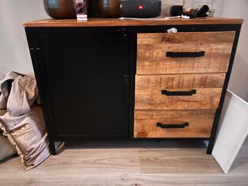 Mango  houten dressoir en tafeltjes beschikbaar voor biedingen