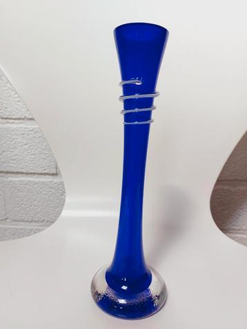 Blauw Glas Vaasje met Glasdraad en Kristalvoet beschikbaar voor biedingen