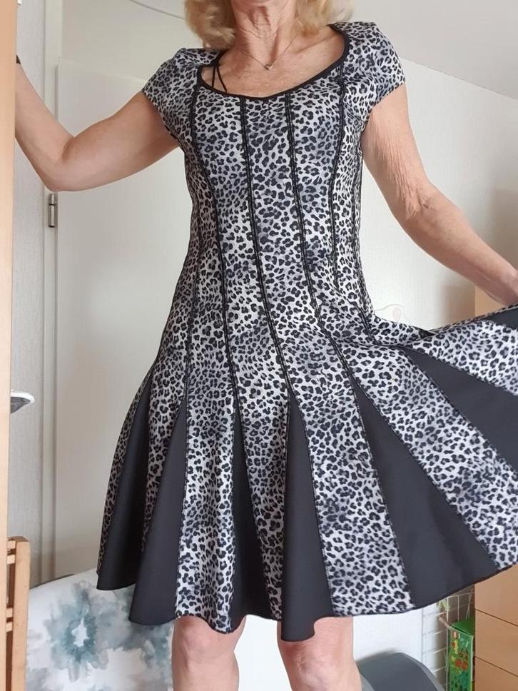 Alba Moda zwart/wit jurk, maat 36, Kleding | Dames, Jurken, Zo goed als nieuw, Maat 36 (S), Zwart, Knielengte, Ophalen of Verzenden