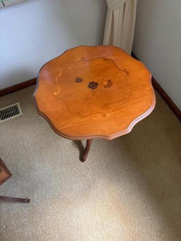 Antiek bijzettafel  beschikbaar voor biedingen