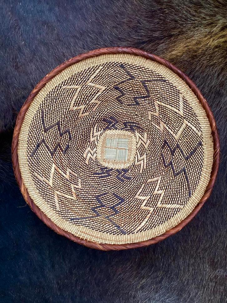 Prachtige unieke originele Tonga mand ong 40cm handgemaakt, Huis en Inrichting, Woonaccessoires | Schalen en Manden, Nieuw, Mand