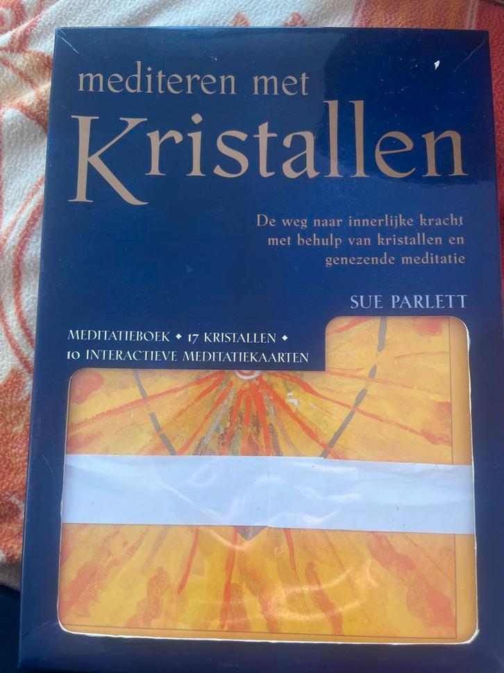 Mediteren met Kristallen - Sue Parlett, Boeken, Esoterie en Spiritualiteit, Zo goed als nieuw, Achtergrond en Informatie, Meditatie of Yoga